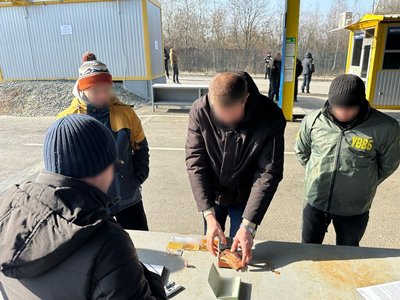Виїзд під виглядом водіїв та хабар для прикордонника на Закарпатті: двох чоловіків підозрюють у переправленні Виїзд під виглядом водіїв та хабар для прикордонника на Закарпатті: двох чоловіків підозрюють у переправленні