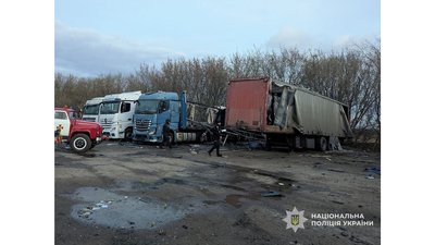 Пошкоджені вантажні та легкові автомобілі: війська РФ безпілотниками вдарили по Корюківському та Чернігівському районах