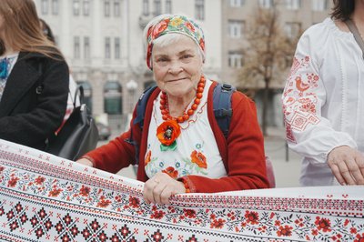 Жінка на святкуванні Дня вишиванки Жінка на святкуванні Дня вишиванки