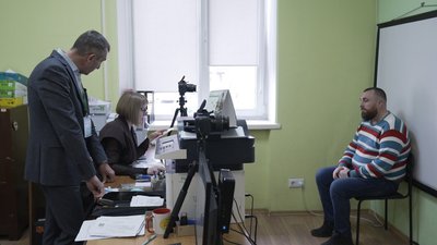 Олександр Парфенюк фотографується на водійське посвідчення Олександр Парфенюк фотографується на водійське посвідчення