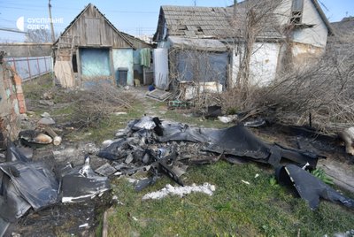 Пошкоджені будинки та уламки дронів: фоторепортаж з передмістя Одеси після атаки БпЛА Пошкоджені будинки та уламки дронів: фоторепортаж з передмістя Одеси після атаки БпЛА