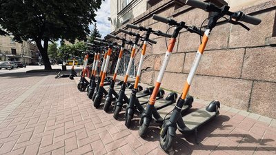 "Вони не їздять, а літають": у Кропивницькому пропонують створити місцеві правила для користування електросамокатами "Вони не їздять, а літають": у Кропивницькому пропонують створити місцеві правила для користування електросамокатами
