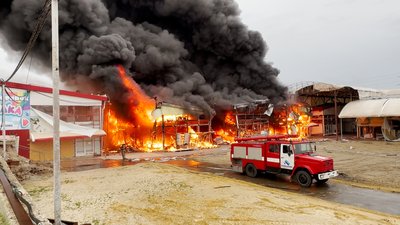 На ринку "Барабашово" гасять пожежу після російського удару, 6 травня 2025 року На ринку "Барабашово" гасять пожежу після російського удару, 6 травня 2025 року