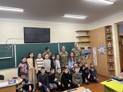 Восьмирічній волонтерці з Рівного побратими її загиблого батька вручили відзнаку Восьмирічній волонтерці з Рівного побратими її загиблого батька вручили відзнаку