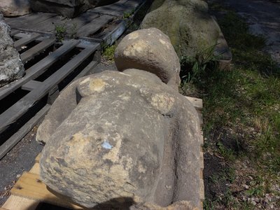 "На них – сліди від російських снарядів": на Дніпропетровщину еваукуювали три кам’яні баби з фронту "На них – сліди від російських снарядів": на Дніпропетровщину еваукуювали три кам’яні баби з фронту