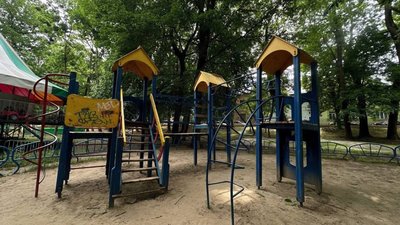 Дитячий майданчик "Живчик" у парку Тараса Шевченка у Чернівцях Дитячий майданчик "Живчик" у парку Тараса Шевченка у Чернівцях