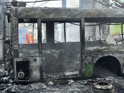 Тролейбусне депо у Слобідському районі Харкова зазнало атаки "Шахедів", пошкоджені тролейбуси: фото наслідків 3 Тролейбусне депо у Слобідському районі Харкова зазнало атаки "Шахедів", пошкоджені тролейбуси: фото наслідків 3