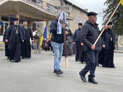 Два роки вважали зниклим безвісти: на Черкащині попрощалися із захисником Два роки вважали зниклим безвісти: на Черкащині попрощалися із захисником