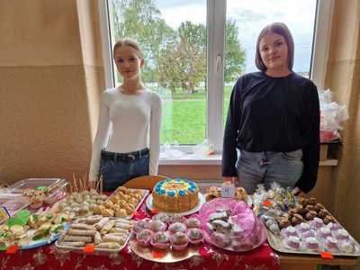 Мукачівські школярі на благодійному ярмарку зібрали 70 тисяч гривень для ЗСУ Мукачівські школярі на благодійному ярмарку зібрали 70 тисяч гривень для ЗСУ