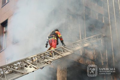 2 квітня рятувальник йде усувати наслідки удару рф у Харкові 2 квітня рятувальник йде усувати наслідки удару рф у Харкові