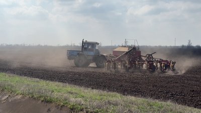 Трактор із сівалкою Трактор із сівалкою