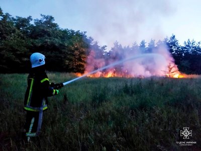 Рятувальники гасять пожежу, що виникла після падіння уламків збитих російських ракет, Київська область, 6 червня 2023 р. Рятувальники гасять пожежу, що виникла після падіння уламків збитих російських ракет, Київська область, 6 червня 2023 р.