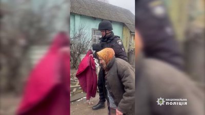 Поліцейські евакуювали пенсіонерку з прикордонного села на Чернігівщині Поліцейські евакуювали пенсіонерку з прикордонного села на Чернігівщині