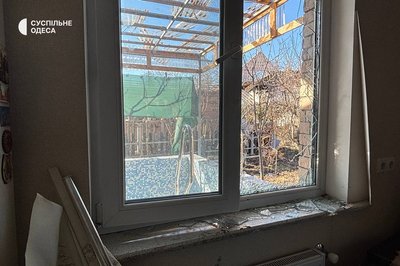 Обгорілі дахи, вибиті вікна та пошкоджені автівки: фото наслідків російської атаки на Одещину 6 березня Обгорілі дахи, вибиті вікна та пошкоджені автівки: фото наслідків російської атаки на Одещину 6 березня