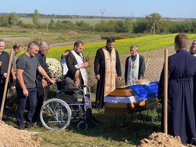 Сказала владі своє "ні": чому мати загиблого бійця з Волині відмовилася від його нагороди Сказала владі своє "ні": чому мати загиблого бійця з Волині відмовилася від його нагороди