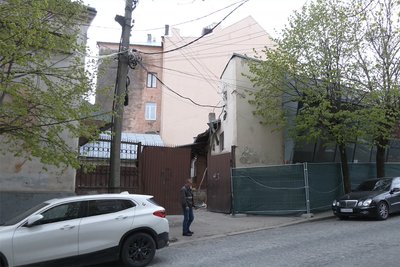 Вигляд задньої сторони будівлі на вулиці Кобилянської, 41 у Чернівцях станом на 20 квітня 2026 року Вигляд задньої сторони будівлі на вулиці Кобилянської, 41 у Чернівцях станом на 20 квітня 2026 року