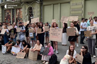 "Ми маємо змінювати систему": в Одесі п'ятий день поспіль проходить акція на підтримку Федорова "Ми маємо змінювати систему": в Одесі п'ятий день поспіль проходить акція на підтримку Федорова