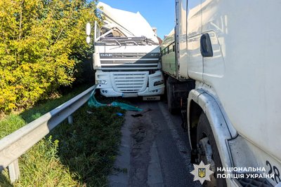 ДТП за участю трьох вантажівок: рятувальники дістали водія з вантажівки на Рівненщині ДТП за участю трьох вантажівок: рятувальники дістали водія з вантажівки на Рівненщині