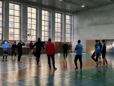 У Сумах вітали з днем народження тренера з футзалу Володимира Гладова У Сумах вітали з днем народження тренера з футзалу Володимира Гладова