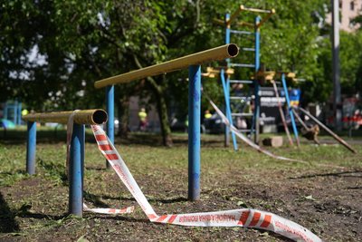 Стрічка поліції, якою огороджено місце влучання, Шевченківський район Харкова, 12 липня 2026 року Стрічка поліції, якою огороджено місце влучання, Шевченківський район Харкова, 12 липня 2026 року