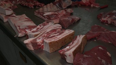 Що купують на "новорічний стіл" на продуктовому ринку в Рівному Що купують на "новорічний стіл" на продуктовому ринку в Рівному