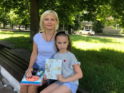 Десятирічна Олександра Примак із Коростишева пише казки та озвучує їх на радіо Десятирічна Олександра Примак із Коростишева пише казки та озвучує їх на радіо