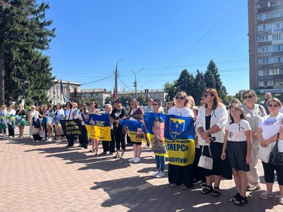 Прапор Надії: у Черкасах підняли стяг на честь полонених та зниклих безвісти Прапор Надії: у Черкасах підняли стяг на честь полонених та зниклих безвісти