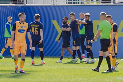Футболісти команди "Металіст 1925" на футбольному полі