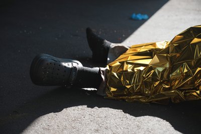 Ноги загиблого внаслідок влучання у підприємство в Харкові Ноги загиблого внаслідок влучання у підприємство в Харкові