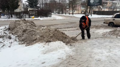 Дев'ятирічний Дамір Тимощук з Бердичева сам прибирає сніг біля свого будинку Дев'ятирічний Дамір Тимощук з Бердичева сам прибирає сніг біля свого будинку