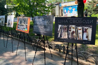 “Сталеві шрами Одеси”: у Міському саду відкрилась фотовиставка “Сталеві шрами Одеси”: у Міському саду відкрилась фотовиставка