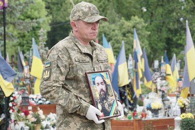 В Ужгороді попрощалися з полеглим захисником Володимиром Тарапатою В Ужгороді попрощалися з полеглим захисником Володимиром Тарапатою