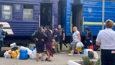 Щодня виїжджають десятки людей: історії пасажирів евакопотяга з Павлограда