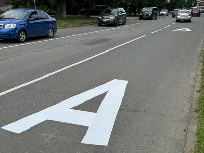 У Чернівцях на вулиці Скальда зробили окрему смугу для громадського транспорту У Чернівцях на вулиці Скальда зробили окрему смугу для громадського транспорту