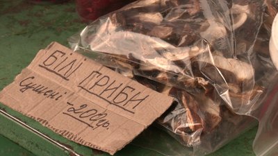 Білі, рижики та опеньки: що розповіли продавці та покупці про ціни на гриби на центральному ринку Рівного Білі, рижики та опеньки: що розповіли продавці та покупці про ціни на гриби на центральному ринку Рівного