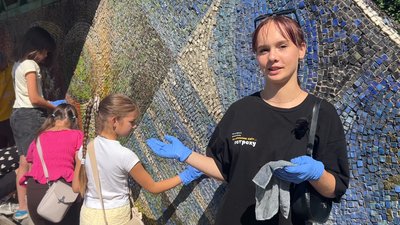 На Рівненщині молодь започаткувала естафету з очищення мозаїчних зупинок На Рівненщині молодь започаткувала естафету з очищення мозаїчних зупинок