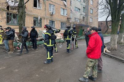 Загиблу дістали наступного дня. Рятувальники завершили роботи у Краматорську на місці удару дронів 1 грудня Загиблу дістали наступного дня. Рятувальники завершили роботи у Краматорську на місці удару дронів 1 грудня