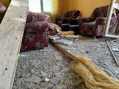 "Був на кухні — як бабахнуло. Вийшов на балкон, а там все побите". Очевидці про чергові обстріли Херсона
