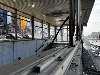 У Салтівському районі влучання поблизу входу у супермаркет на метро Академіка Павлова У Салтівському районі влучання поблизу входу у супермаркет на метро Академіка Павлова