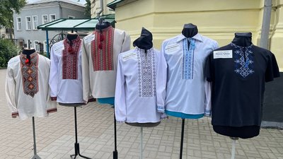 "Код нації. Ціна національної ідентичності": виставка-перфоманс вишиванок загиблих військових відбудеться у Рівному "Код нації. Ціна національної ідентичності": виставка-перфоманс вишиванок загиблих військових відбудеться у Рівному