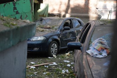 Фоторепортаж з місця влучання по чотириповерхівці в Дніпрі Фоторепортаж з місця влучання по чотириповерхівці в Дніпрі