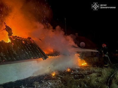 Несправність еклктросистеми: на Вінниччині загорілась машина з дровами Несправність еклктросистеми: на Вінниччині загорілась машина з дровами