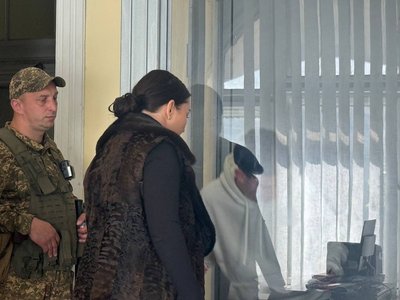 Лариса Криворучко спілкується із обвинуваченим Лариса Криворучко спілкується із обвинуваченим