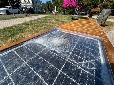 Без підзарядки: у Золотоноші розбили "сонячну" лавку
