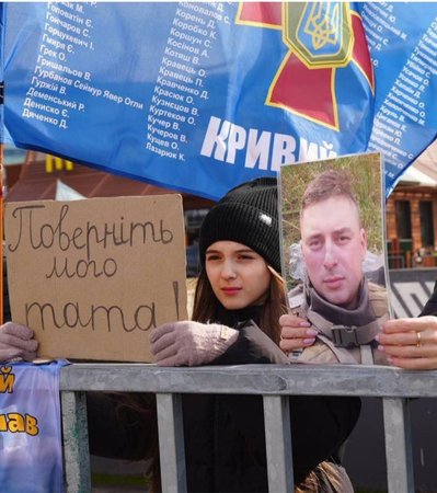 «Донечка почула нарешті татка». З полону РФ повернувся нацгвардієць з Кривого Рогу Ілля Шпак «Донечка почула нарешті татка». З полону РФ повернувся нацгвардієць з Кривого Рогу Ілля Шпак
