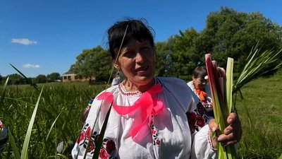 Жителька Кудлаївки, що на Новгород-Сіверщині Чернігівської області, Галина Зєвако розповідає, які традиції святкування Трійці у них збереглися Жителька Кудлаївки, що на Новгород-Сіверщині Чернігівської області, Галина Зєвако розповідає, які традиції святкування Трійці у них збереглися