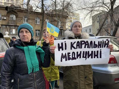 "SaveMisha": в Одесі під грузинським консульством вимагали відправити на лікування Міхаеля Саакашвілі "SaveMisha": в Одесі під грузинським консульством вимагали відправити на лікування Міхаеля Саакашвілі