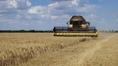 Комбайн збирає врожай