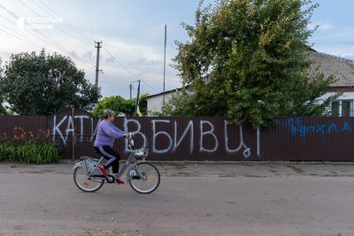 Паркан домогосподарства Рябкіної на виїзді з села прямо напроти дачі братів Мосейчуків теж розмальований написами. Калинівка, 13 липня 2026 року Паркан домогосподарства Рябкіної на виїзді з села прямо напроти дачі братів Мосейчуків теж розмальований написами. Калинівка, 13 липня 2026 року