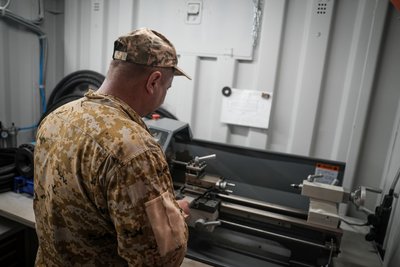 Ремонт техніки у полі: як працюють ремонтники 27-ї артбригади в пересувній майстерні Ремонт техніки у полі: як працюють ремонтники 27-ї артбригади в пересувній майстерні